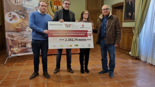 Empresarios turísticos y Ayuntamiento de Alcañiz donan 2.382,74 € a ASAPME Bajo Aragón del evento “DEGUSTA TERUEL”