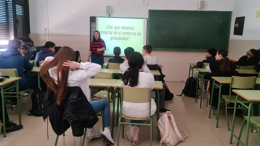 La Asociación Provincial Comercio Teruel imparte una charla en el IES Vega del Turia para fomentar el comercio local