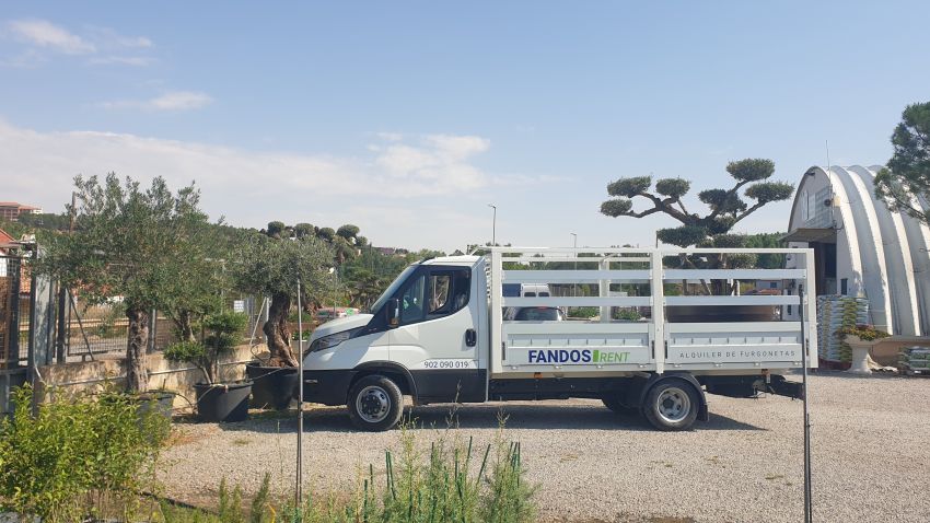 Nueva furgoneta con caja frutera en FANDOS Rent: versatilidad para tu negocio