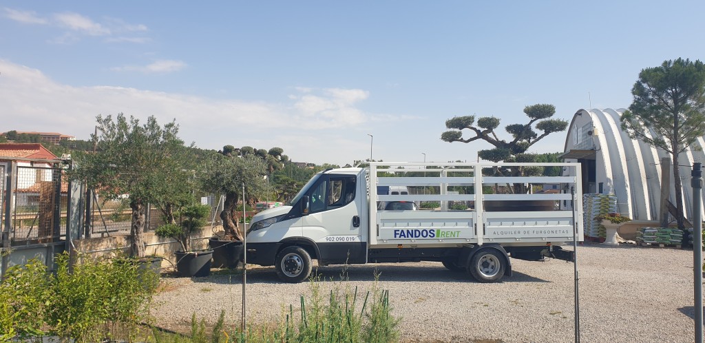 Nueva furgoneta con caja frutera en FANDOS Rent: versatilidad para tu negocio