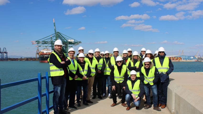 Las organizaciones empresariales turolenses y los alumnos del Máster en Desarrollo Empresarial conocen el puerto de Valencia
